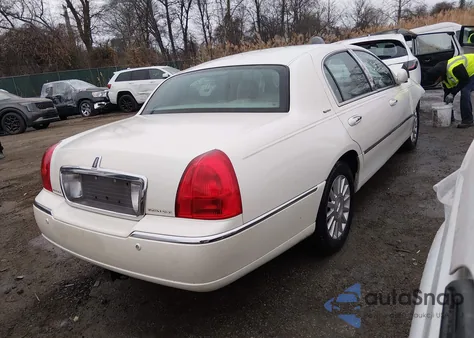 2004 Lincoln Town Car Signature z USA, uszkodzony, nr VIN 1LNHM81W74Y666042